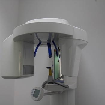 3D CT / OPG - Zařízení ORTHOPHOS XG 3D je určeno k pořizování dvourozměrných snímků a3D snímků (CT diagnostika). Použití: konzervativní stomatologie, endodoncie, protetika, parodontologie, chirurgie, implantologie, orální a maxilofaciální chirurgie, ortodoncie. - foto č. 9