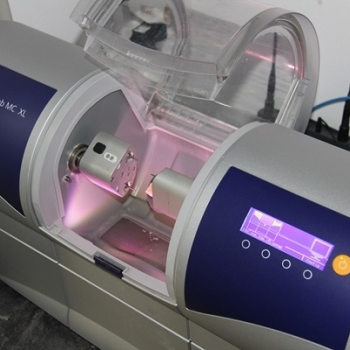 Cerec - laboratorní fréza - Název je zkratkou a  vychází ze spojení anglických slov slov Chairside Economical Restoration of Esthetic Ceramics a jde o nejmodernější počítačový CAD/CAM systém pro výrobu bezkovových protetických prací v jedné návštěvě zubní ordinace. - foto č. 18