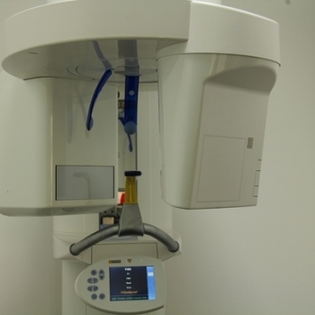 3D CT / OPG - Zařízení ORTHOPHOS XG 3D je určeno k pořizování dvourozměrných snímků a3D snímků (CT diagnostika). Použití: konzervativní stomatologie, endodoncie, protetika, parodontologie, chirurgie, implantologie, orální a maxilofaciální chirurgie, ortodoncie. - foto č. 3